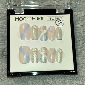 MOCYNE Iridescent Seashell Press-On Nails